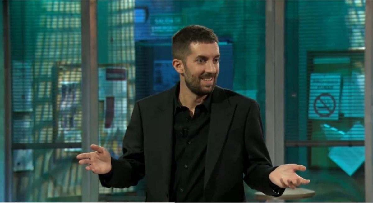 David Broncano con los hombros encogidos 