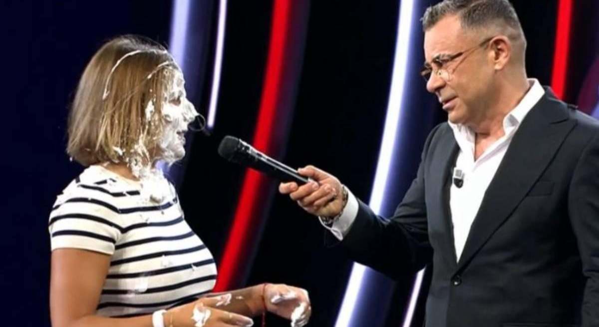 Elsa con un tartazo en la cara hablando con Jorge Javier