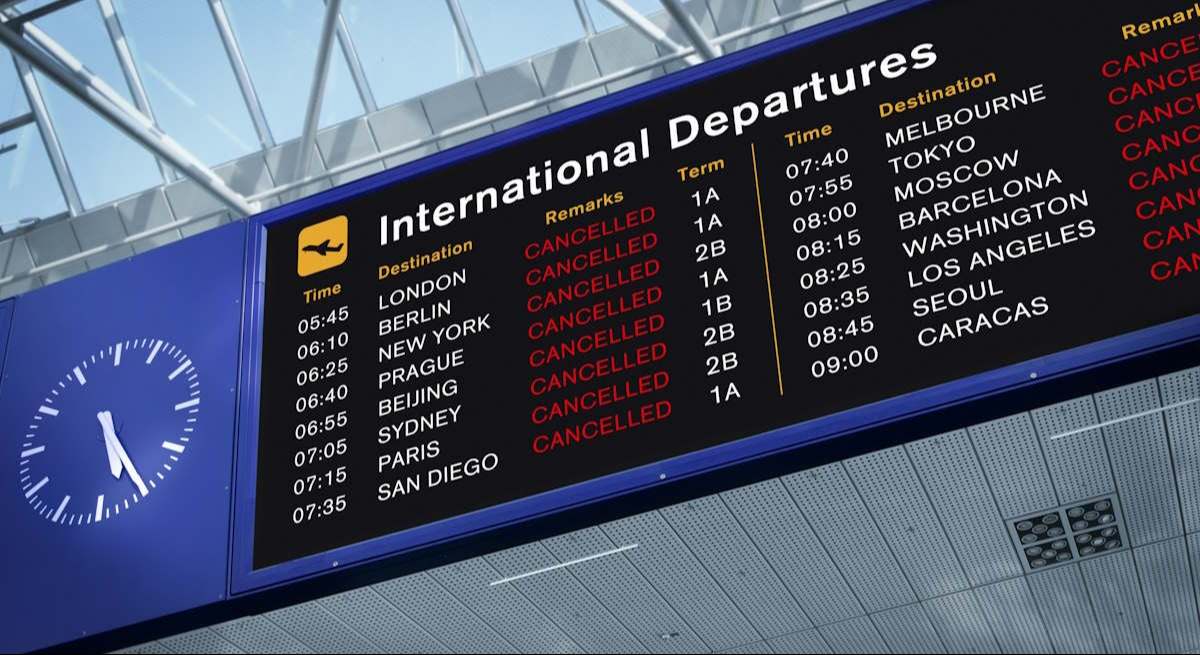 Panel de aeropuerto con vuelos cancelados. Foto: iStock