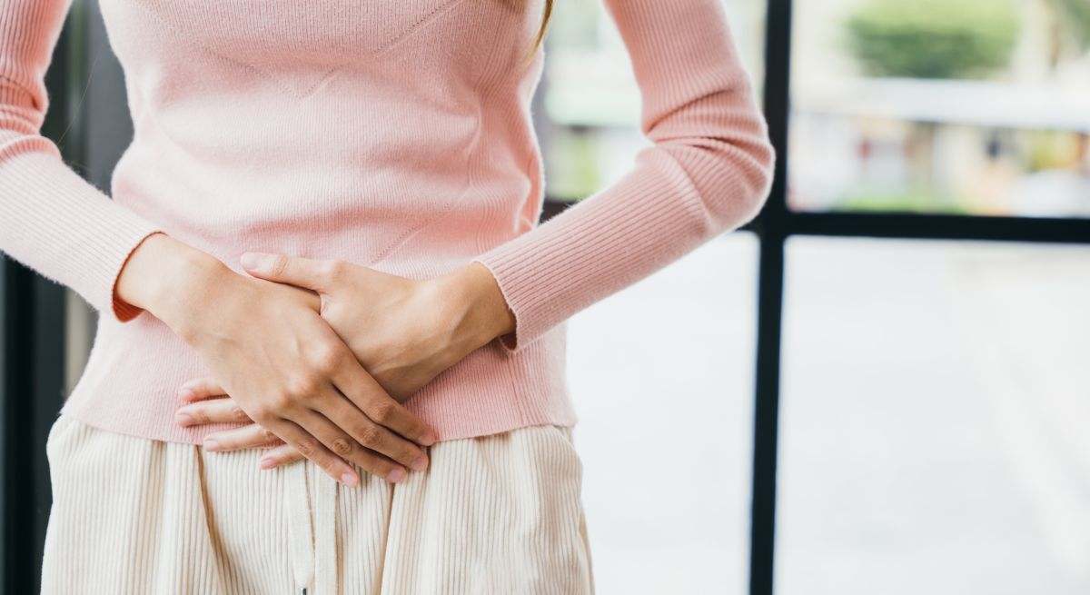 Mujer con cólicos por la menstruación