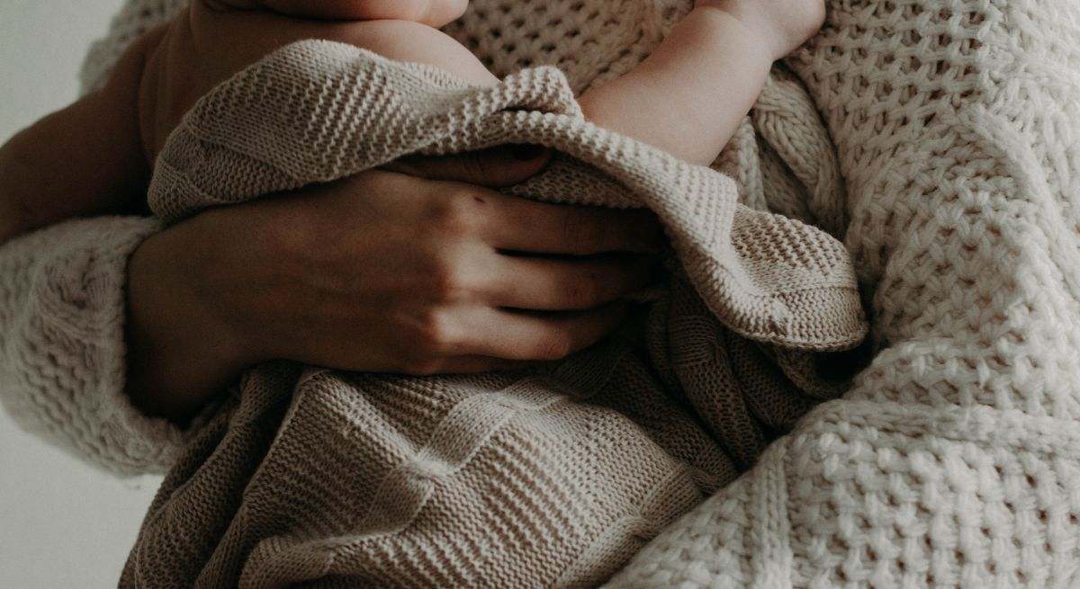 Una madre cuida a su hijo recién nacido.