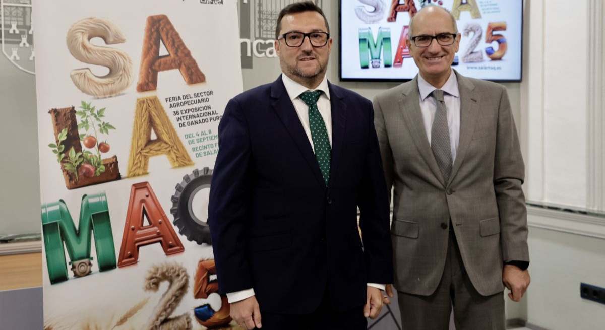 El presidente de la Diputación de Salamanca, Javier Iglesias, acompañado por el diputado de Feria Salamaq, Santiago Castañeda