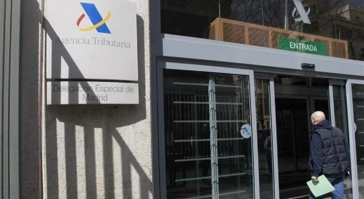 Una persona entra a una Administración de la Agencia Tributaria en Madrid. | EE
