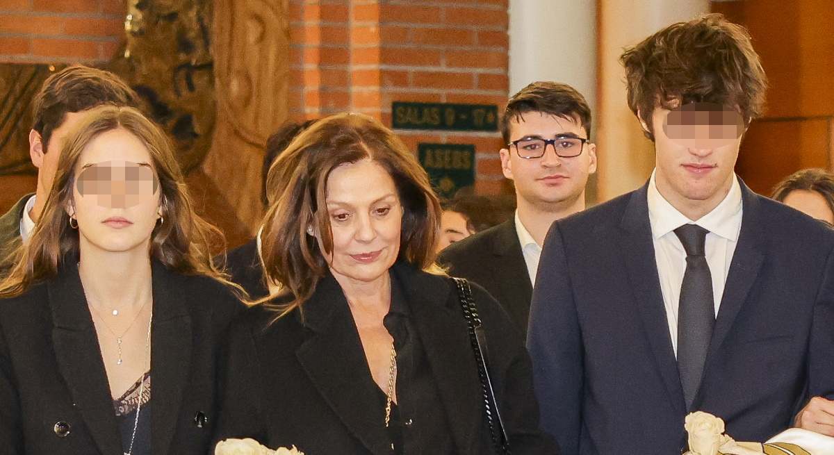 Nuria González y sus hijos en el tanatorio de Fernández Tapias 