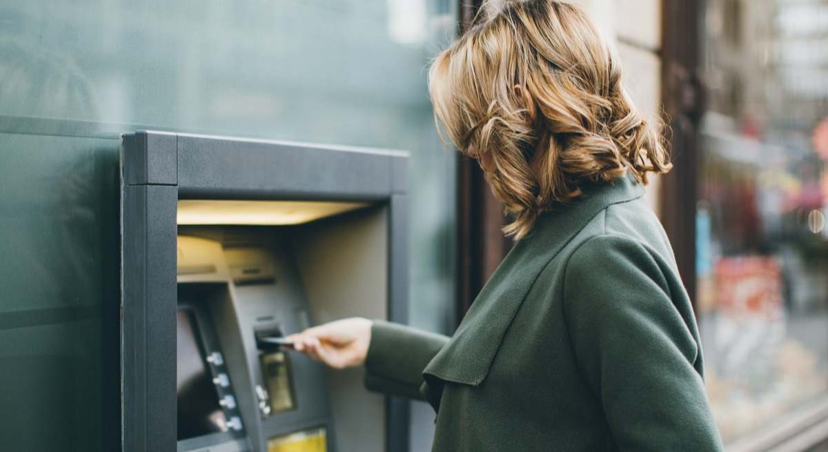 Una mujer utiliza un cajero