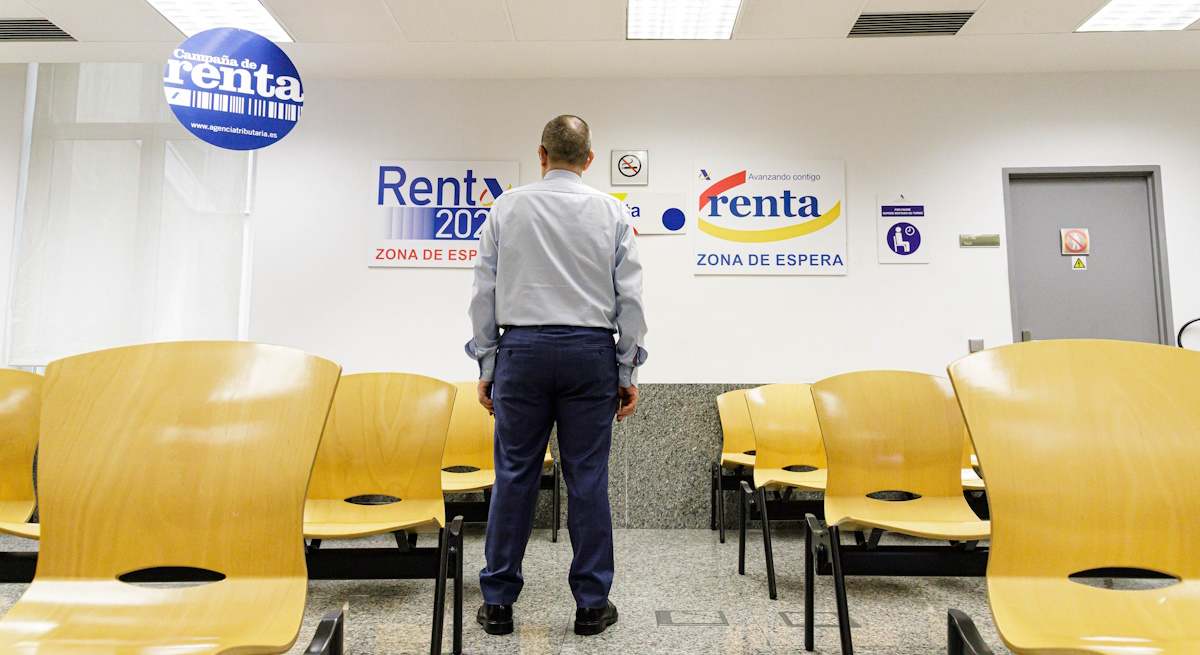 renta-decalracion-hombre-espera-ep