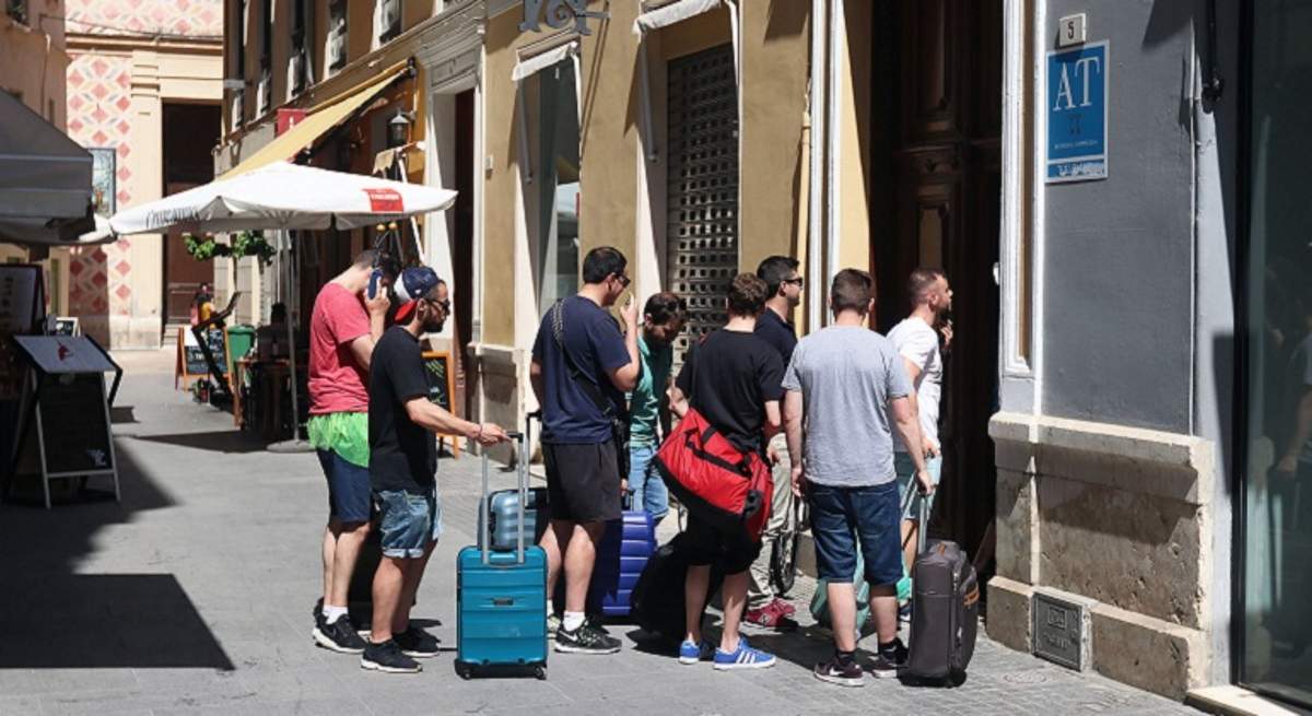 1200-x-655-Turistas-accediendo-a-un-edificio-de-apartamentos-turisticos.jpg