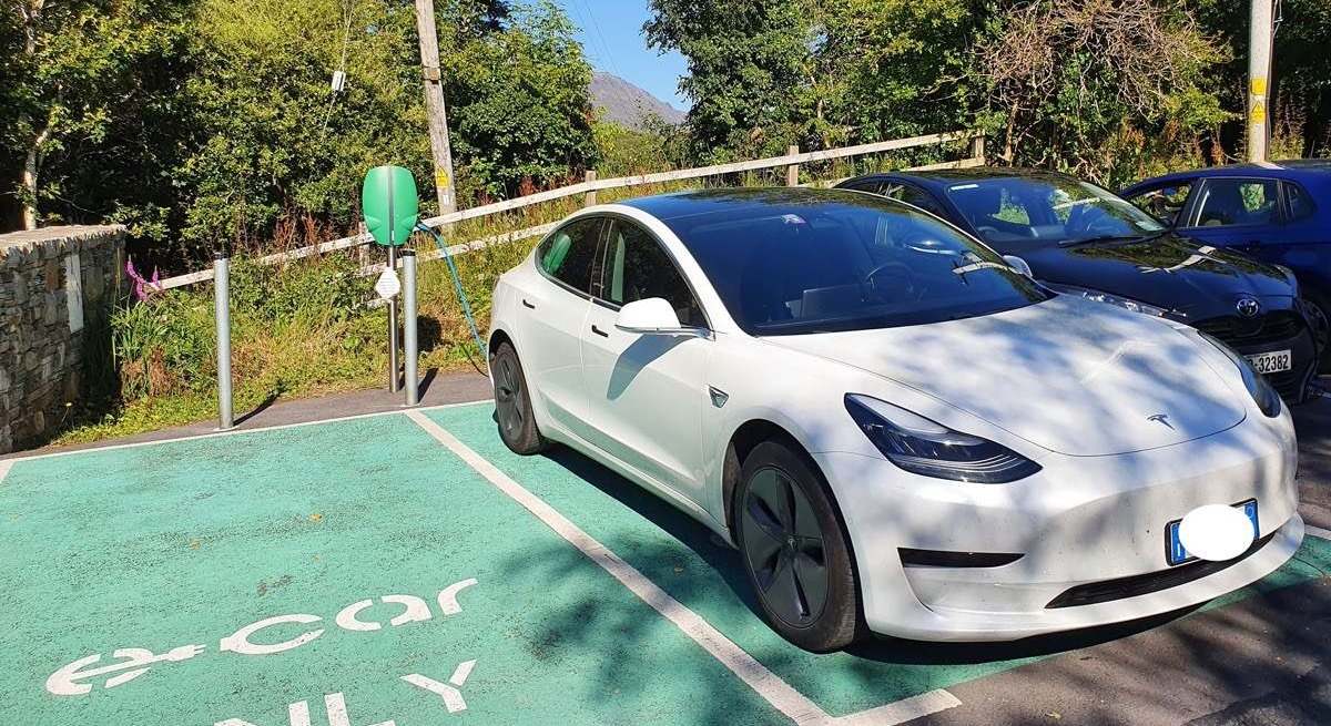 TEsla recargando en un parque