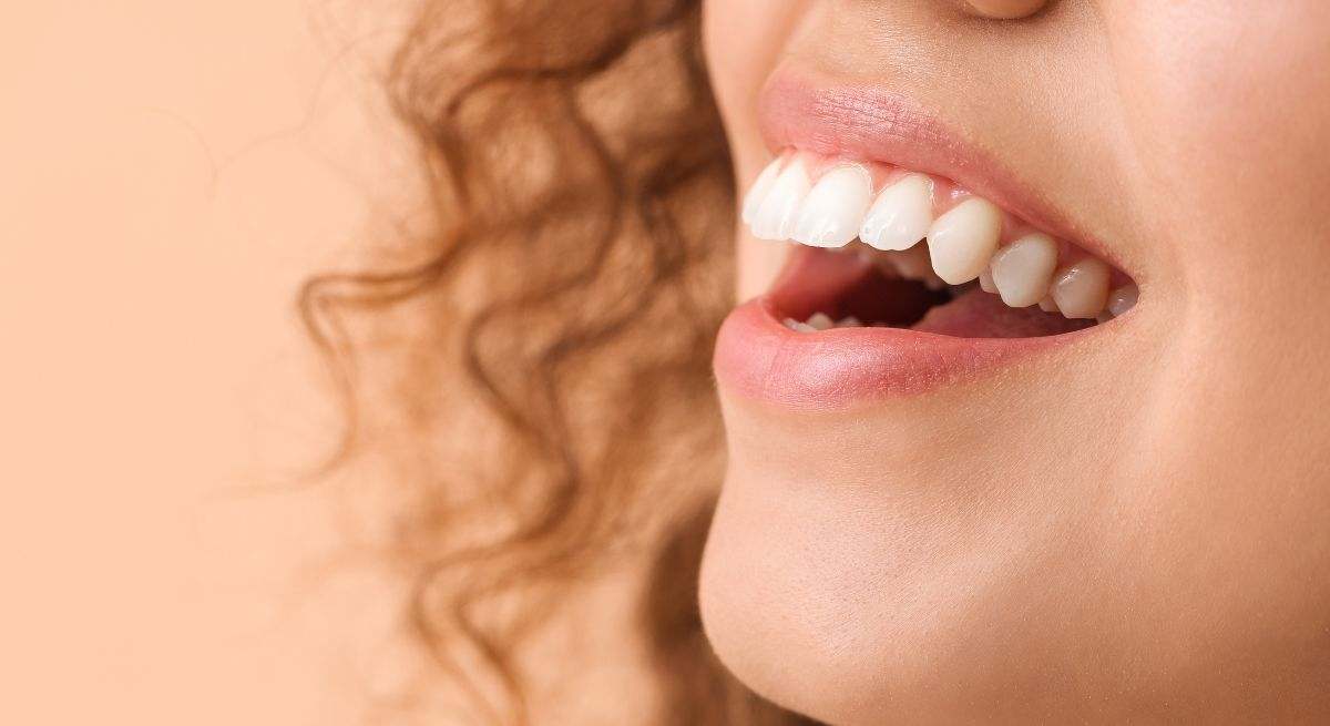Una sonrisa perfecta en el rostro de una mujer