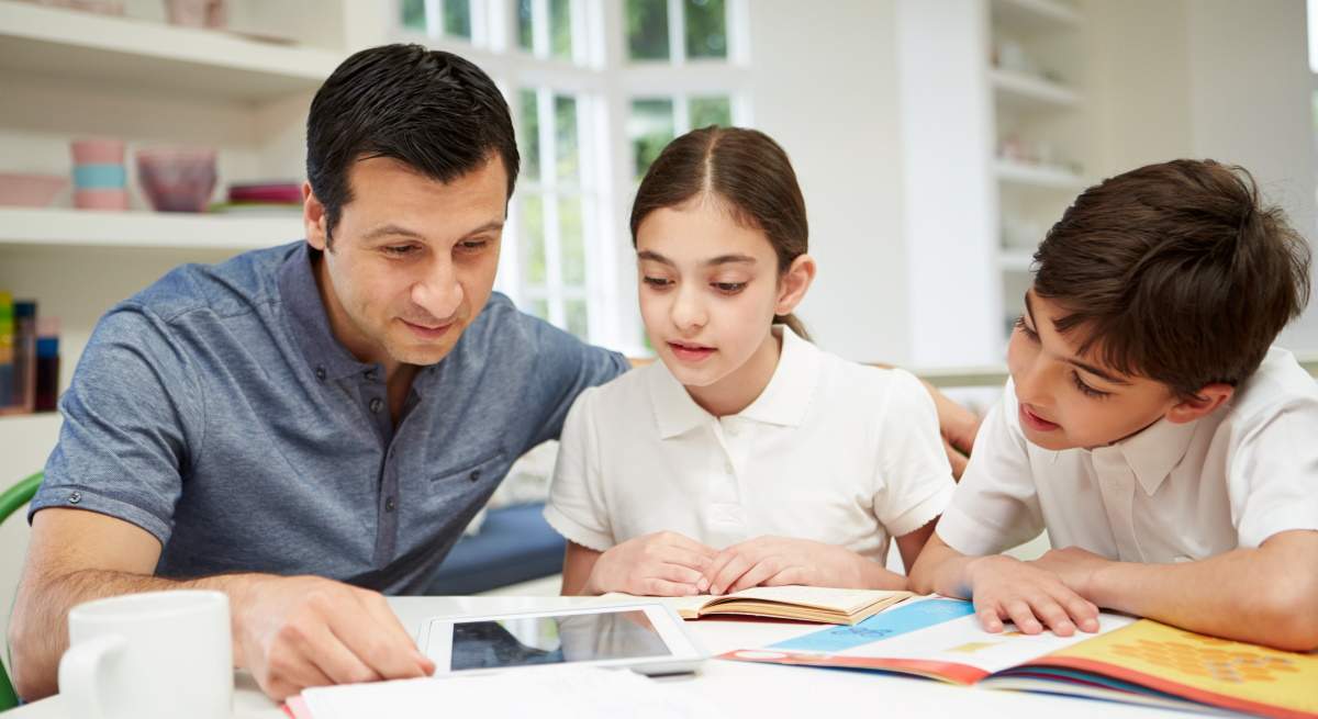 padre-hace-deberes-hijos-dreamstime.jpg