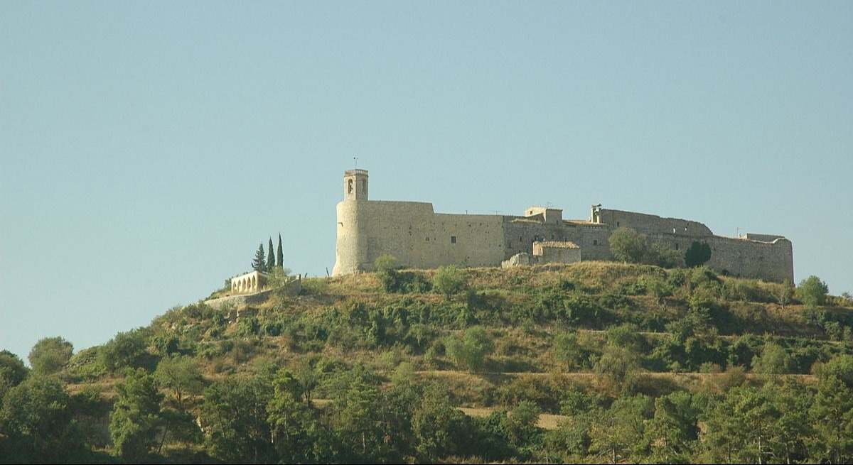Montfalcó Murallat y su castillo en la cima de la colina