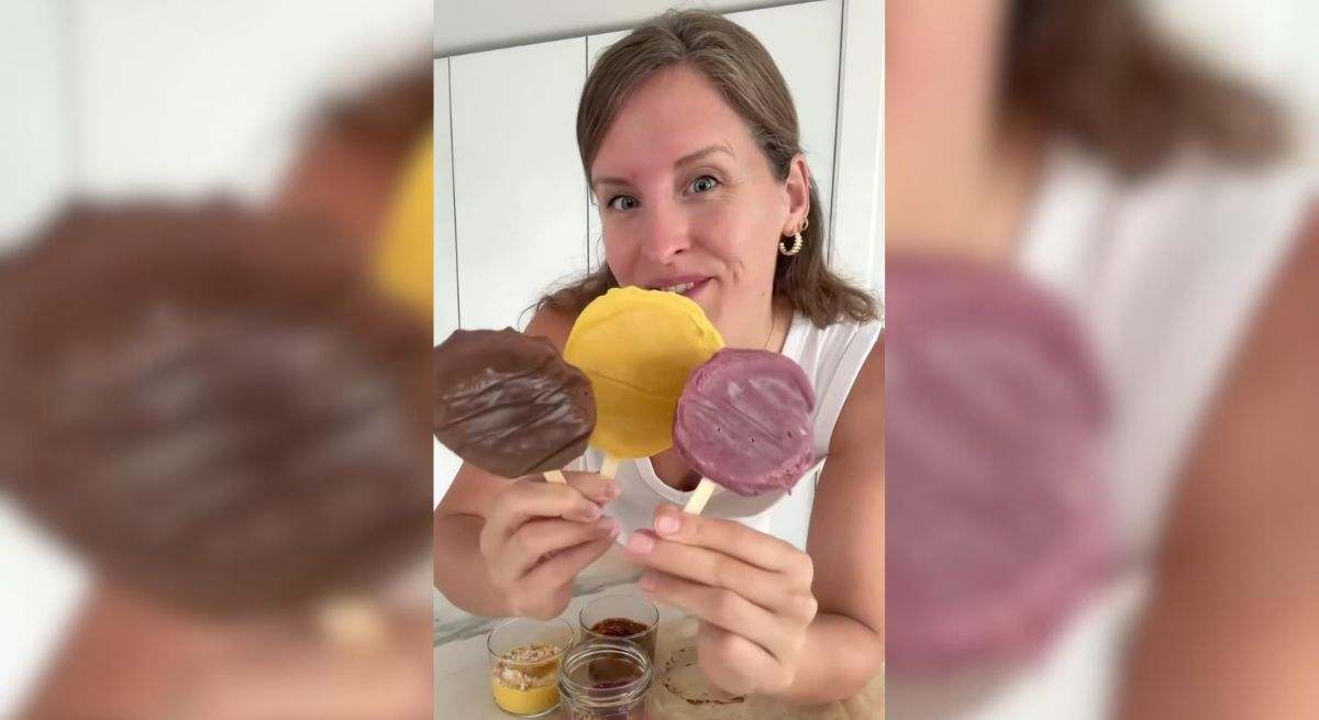 Influencer enseñando las piruletas frías que prepara de chocolate, fresa y plátano