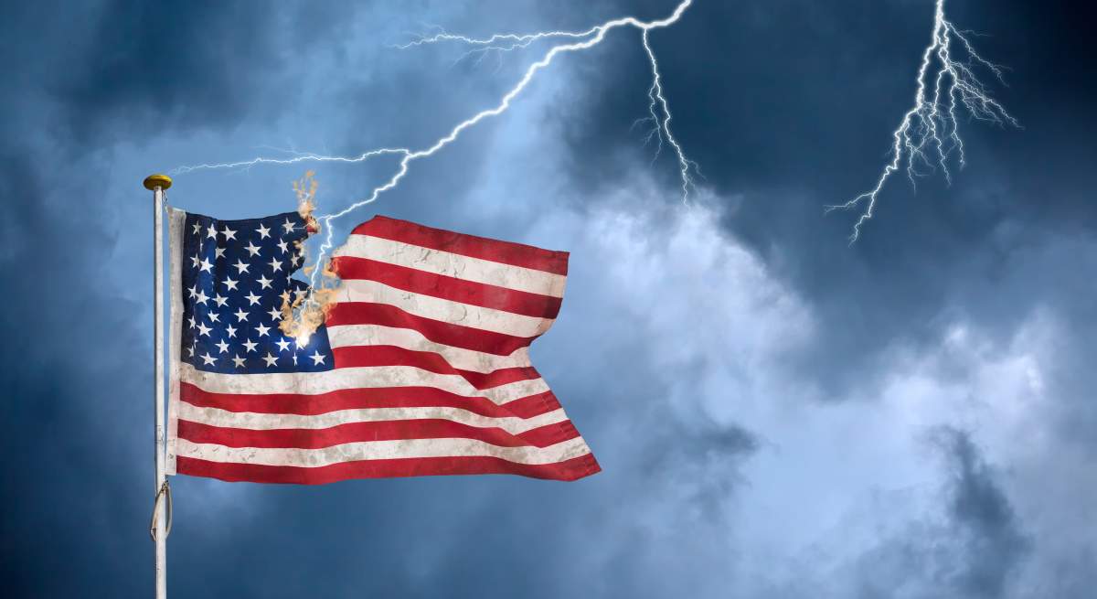 bandera-eeuu-arde-recesion-rayo-dreamstime-1220x655.jpg