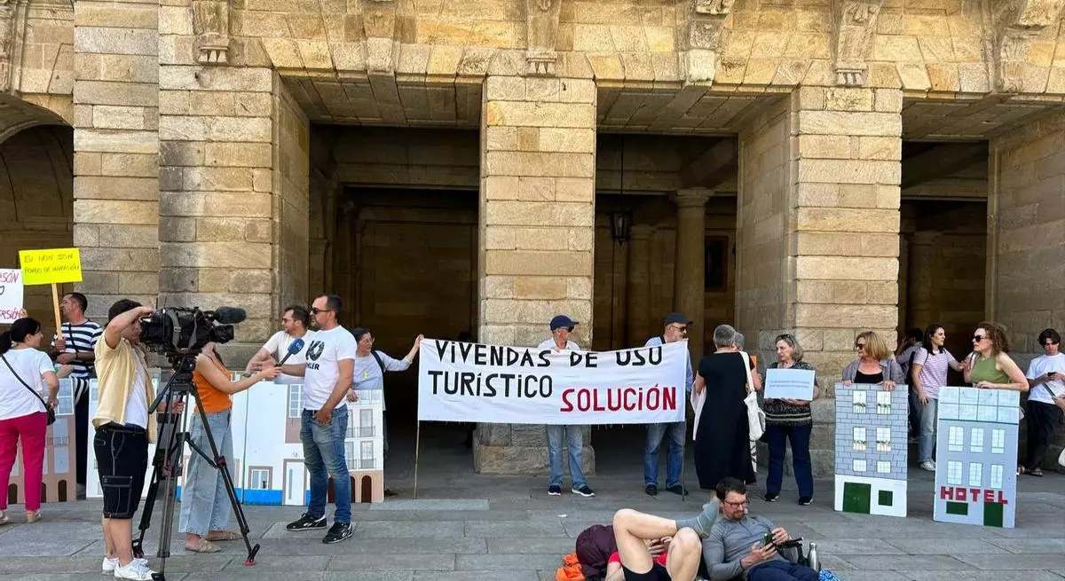 Protesta de propietarios de pisos turísticos a las puertas del Pazo de Raxoi (Santiago).