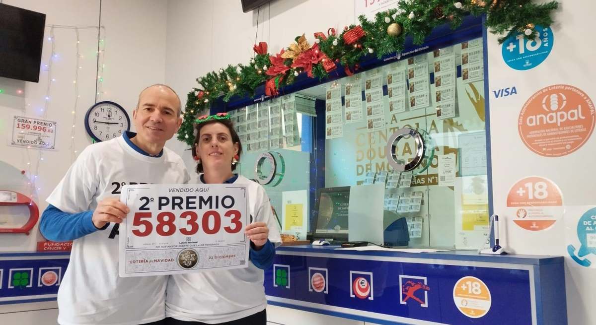 Empleados de A Centola Dourada celebran el número 58303 dotado con el segundo premio en 2023.
