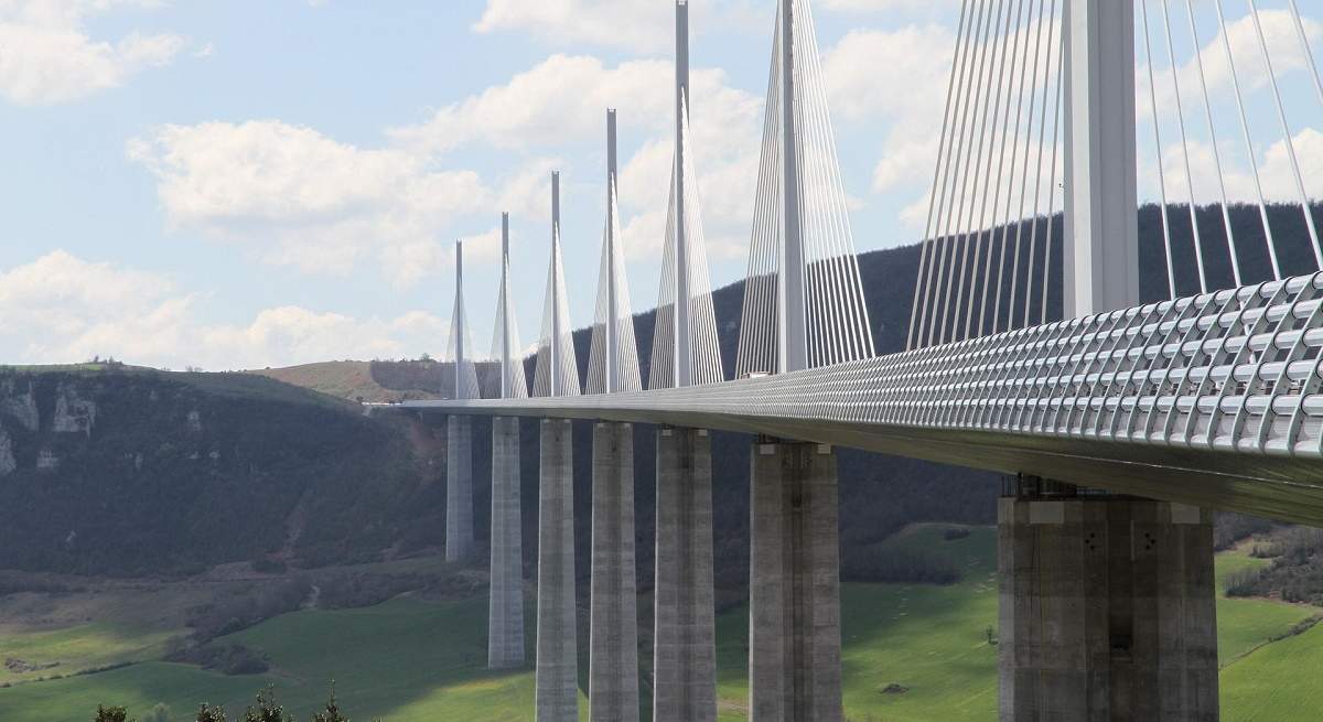 viaducto-de-millau-autopista-eiffage-pixabay-1200x655.jpg