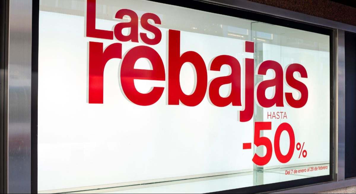 Escaparate que anuncia las rebajas.