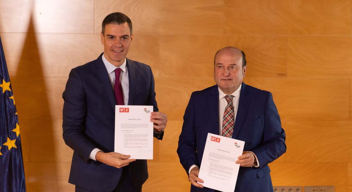 Pedro Sánchez y Andoni Orutzar firman el pacto PSOE-PNV para la investidura del presidente del Gobierno.