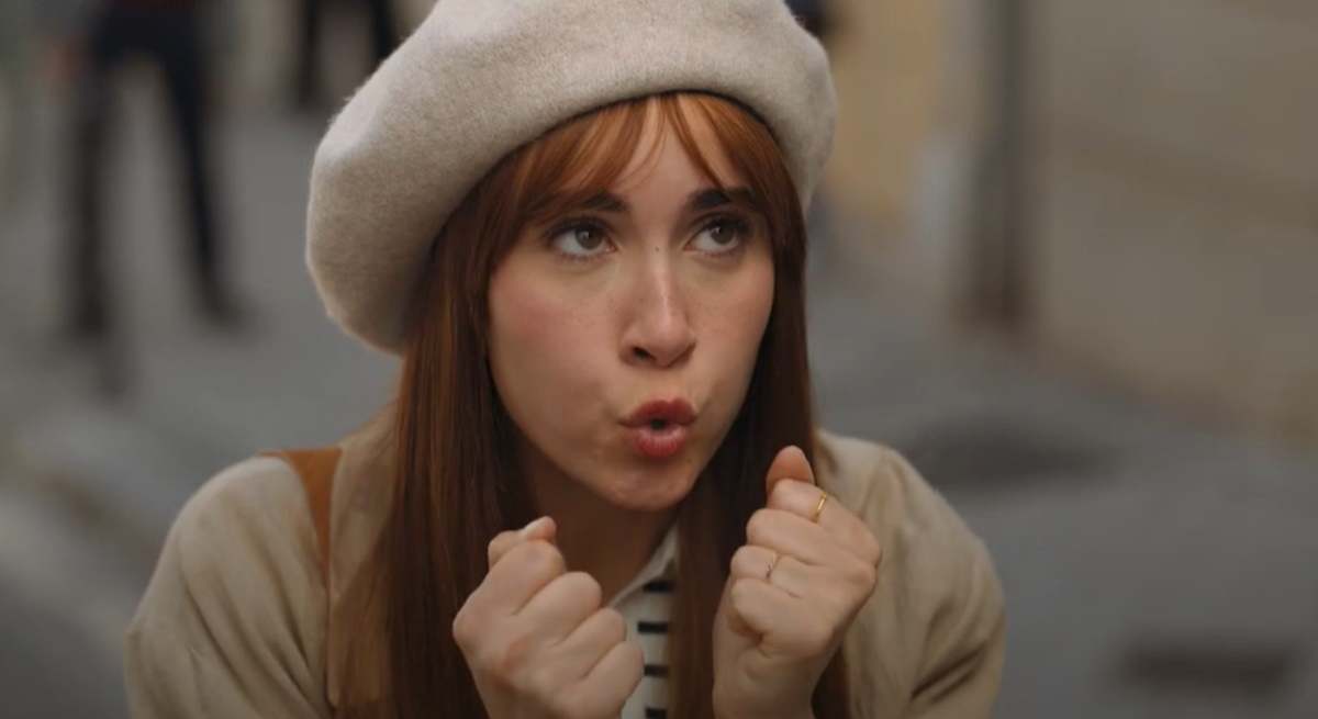 Aitana en la película de Netflix Pared con pared
