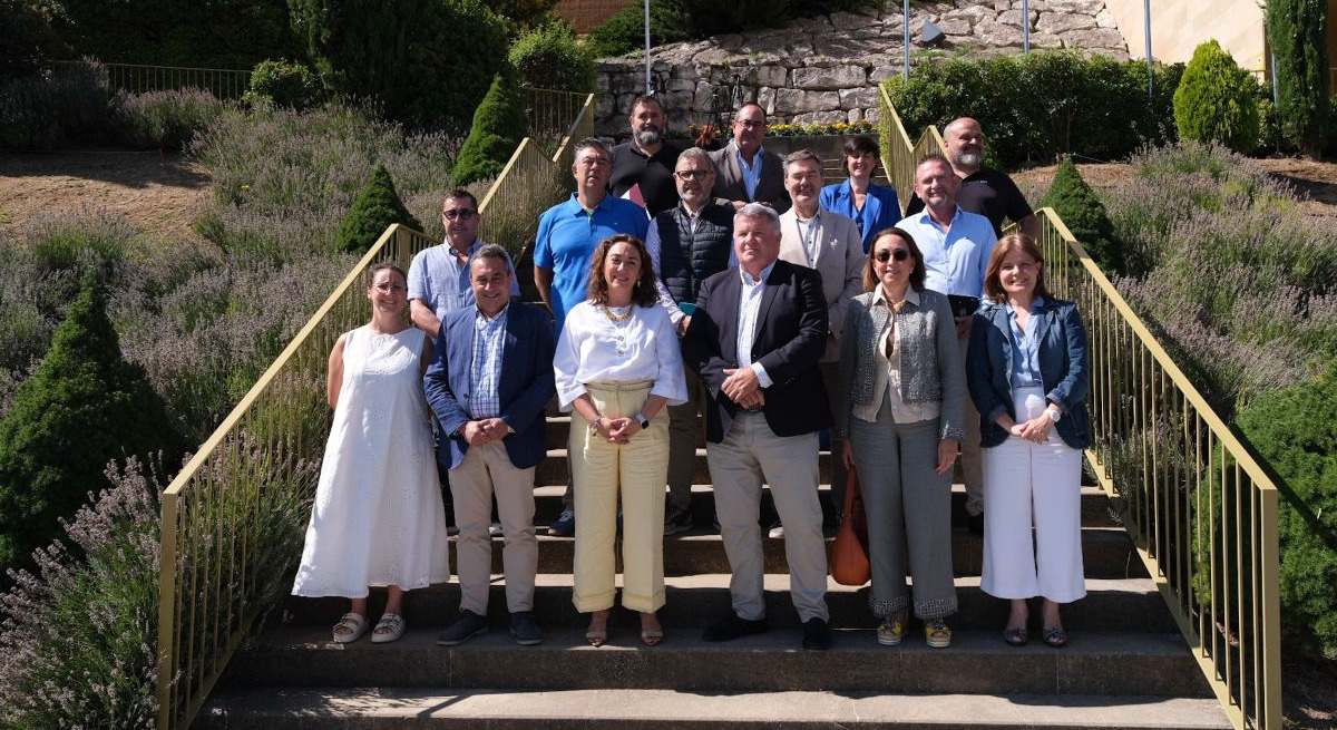 Reunión de la consejera de Agricultura con los responsables de las DO del vino
