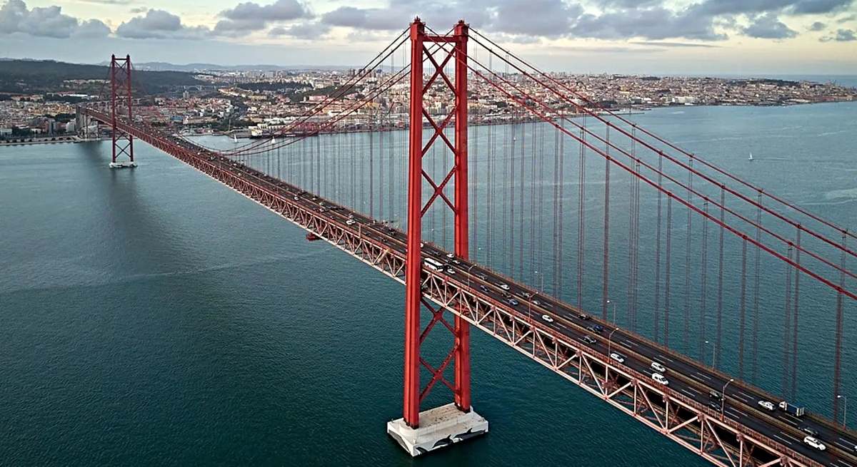 El puente 25 de abril uno de los dos puentes que cruzan el Tajo en Lisboa