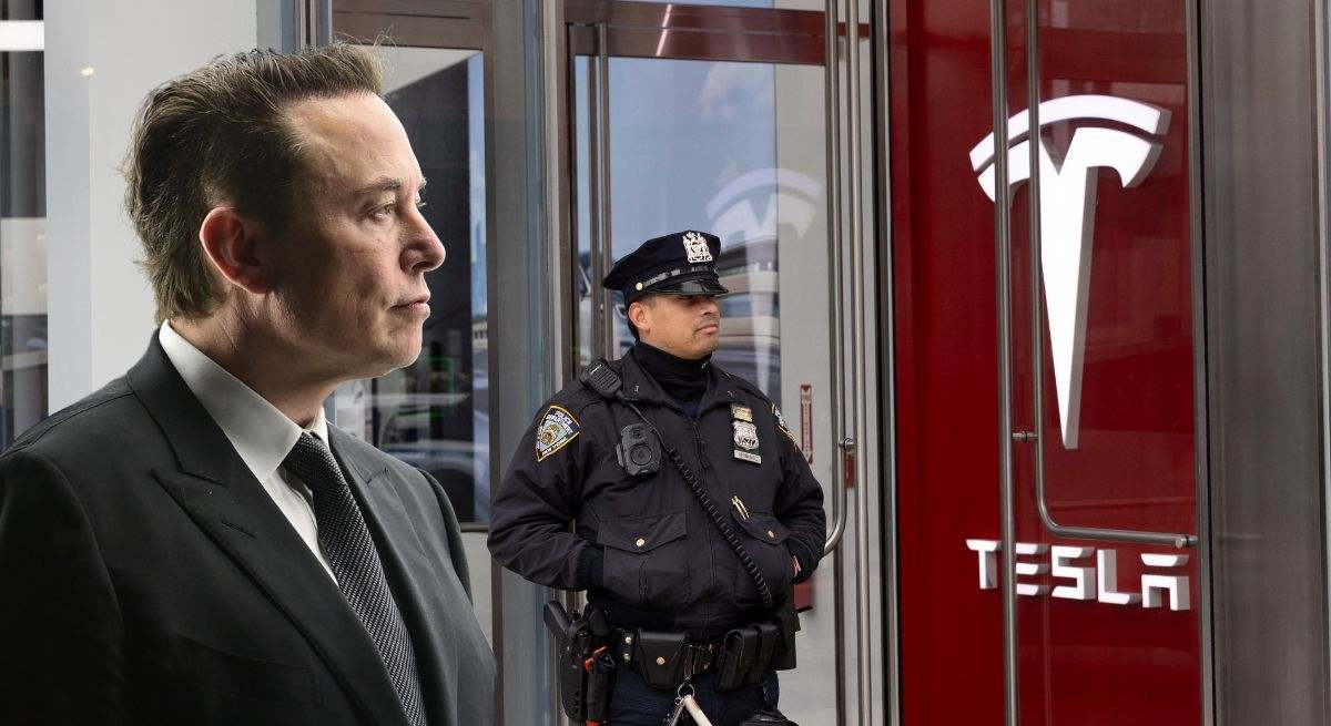 Montaje de Elon Musk y un agente de seguridad a las puertas de un concesionario de Tesla