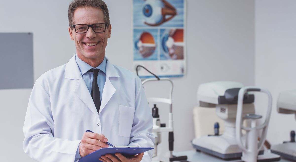 Un oftalmólogo es un médico especializado en el cuidado de los ojos y la visión