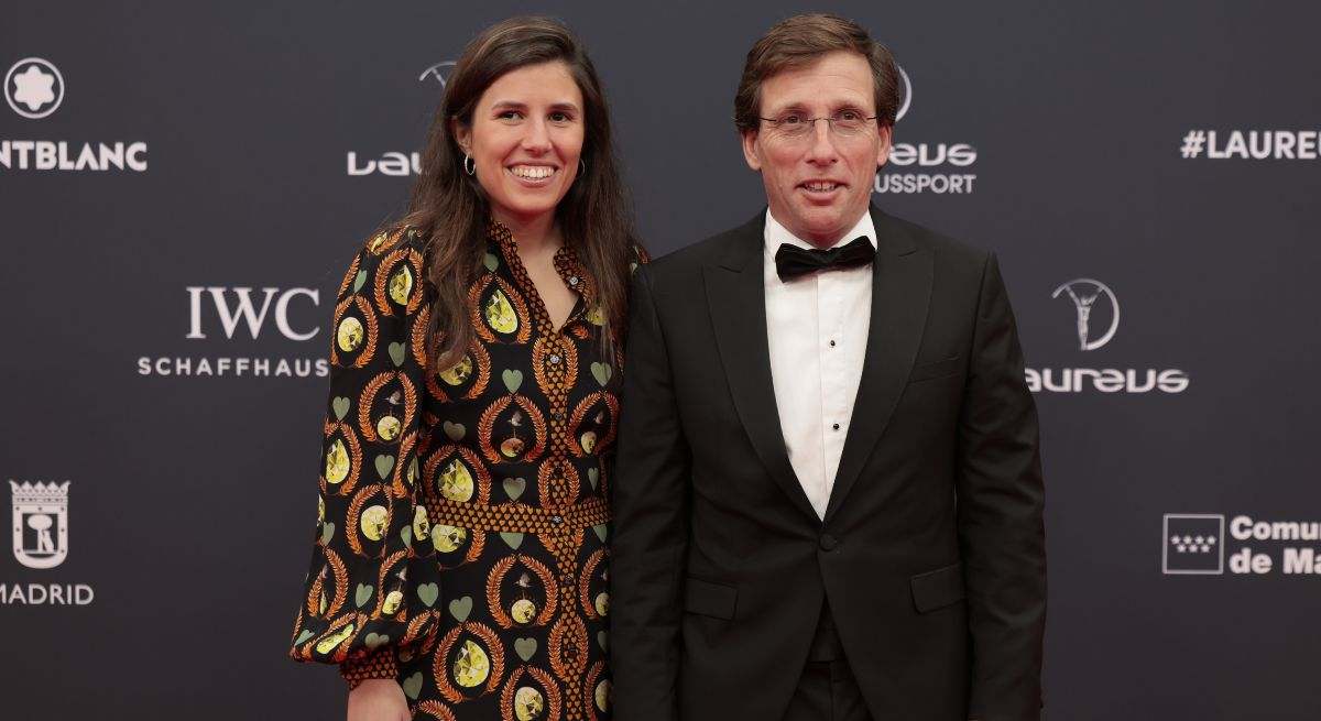 El alcalde y su mujer posando en un photocall