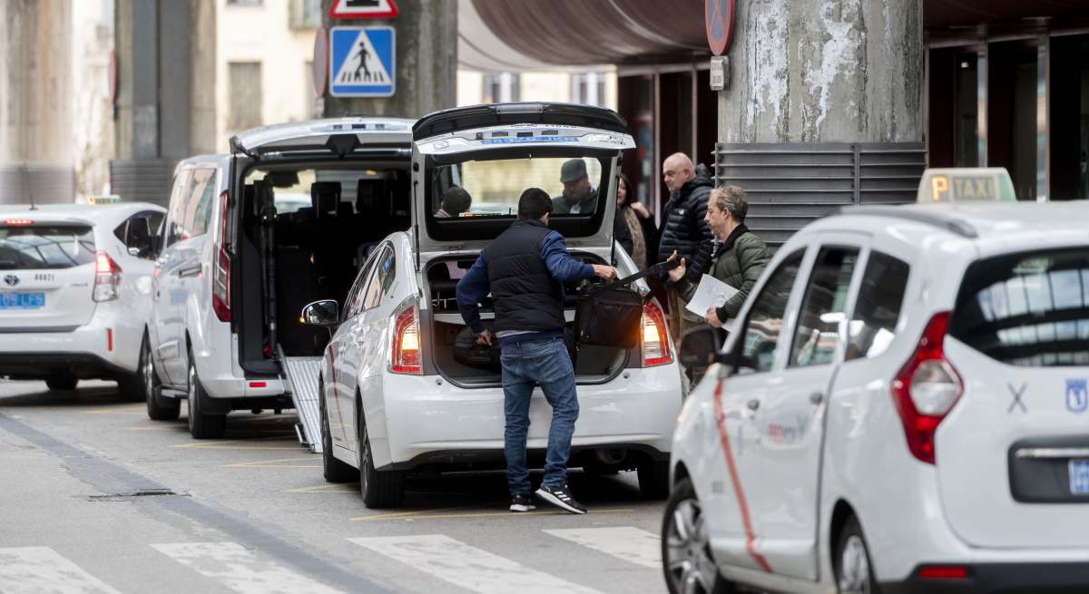Una parada de taxis en Madrid. Foto: EP.