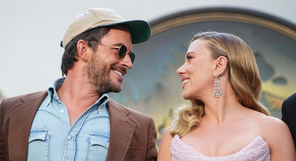 Jonathan Bailey y Scarlett Johansson