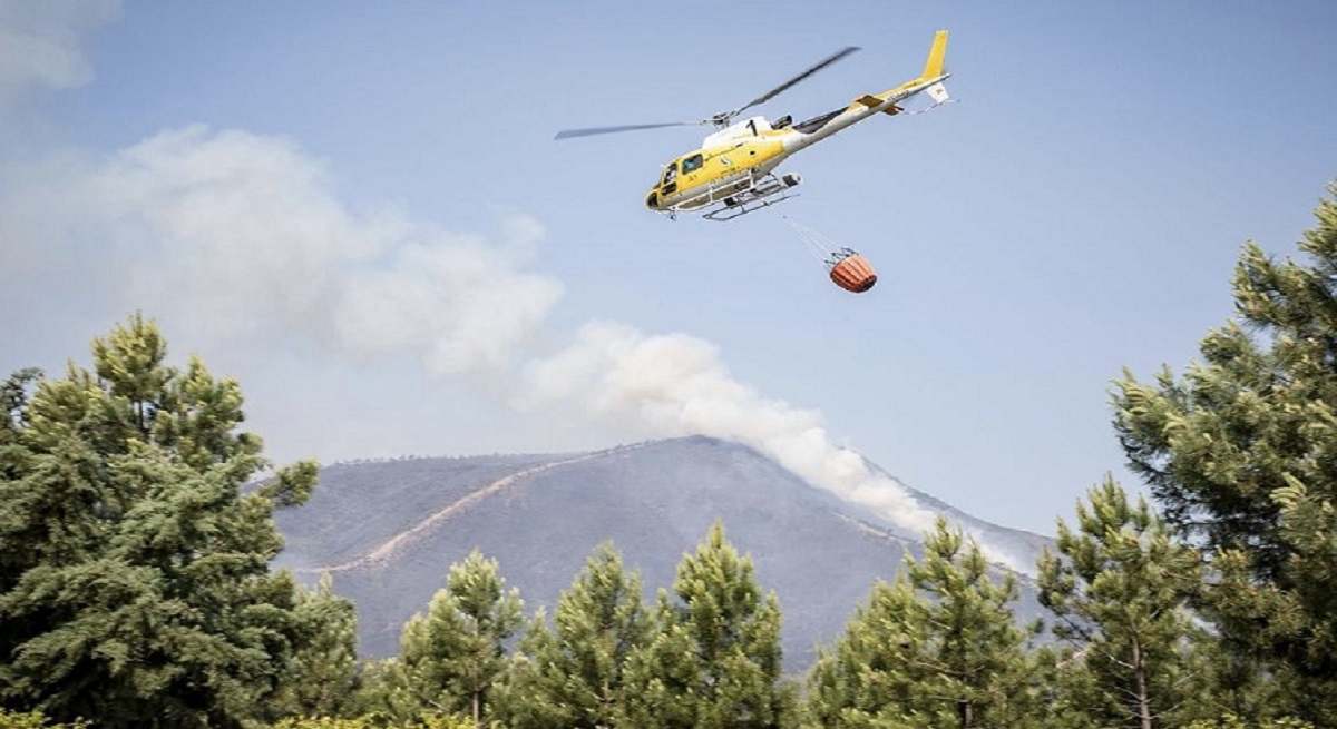 20230608-imagen-de-archivo-helicoptero-incendio.jpeg