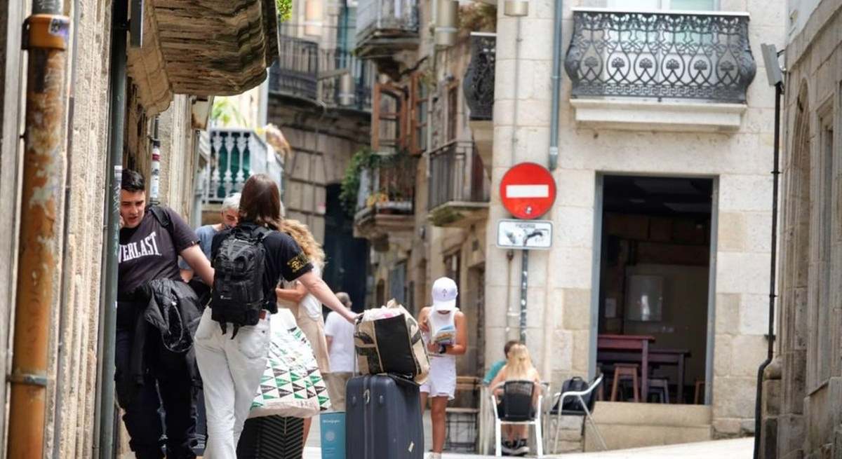 Imagen de turistas en el centro de Vigo.