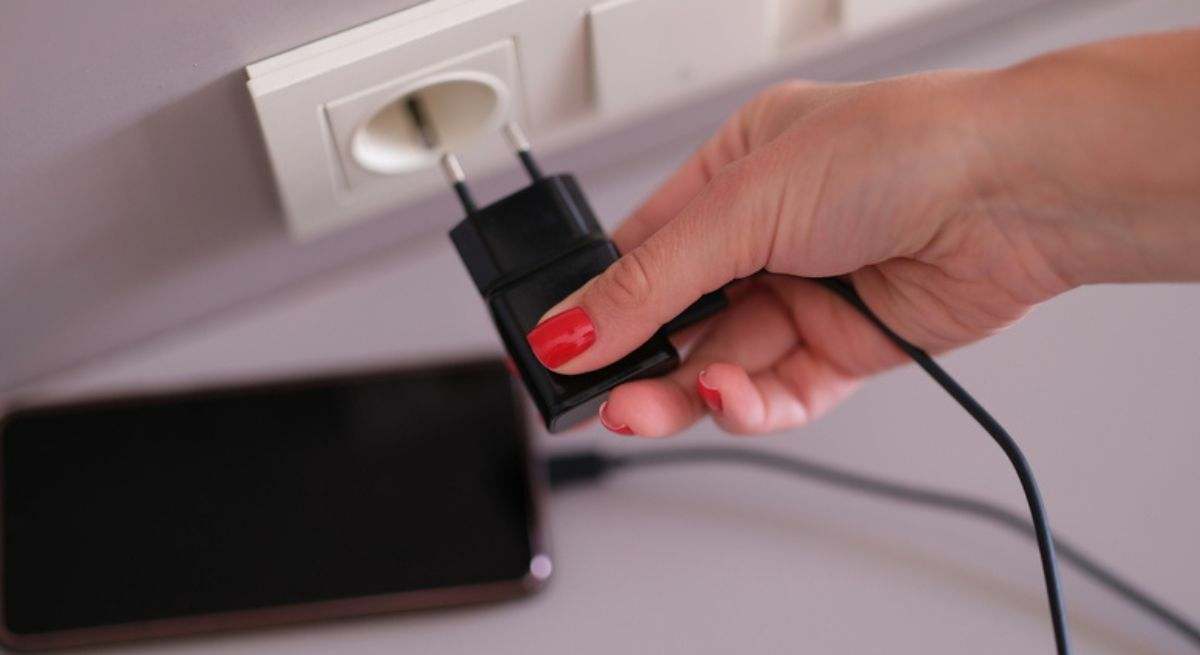 El orden sí altera el producto: qué debes conectar primero al cargar, el enchufe o el cable al móvil