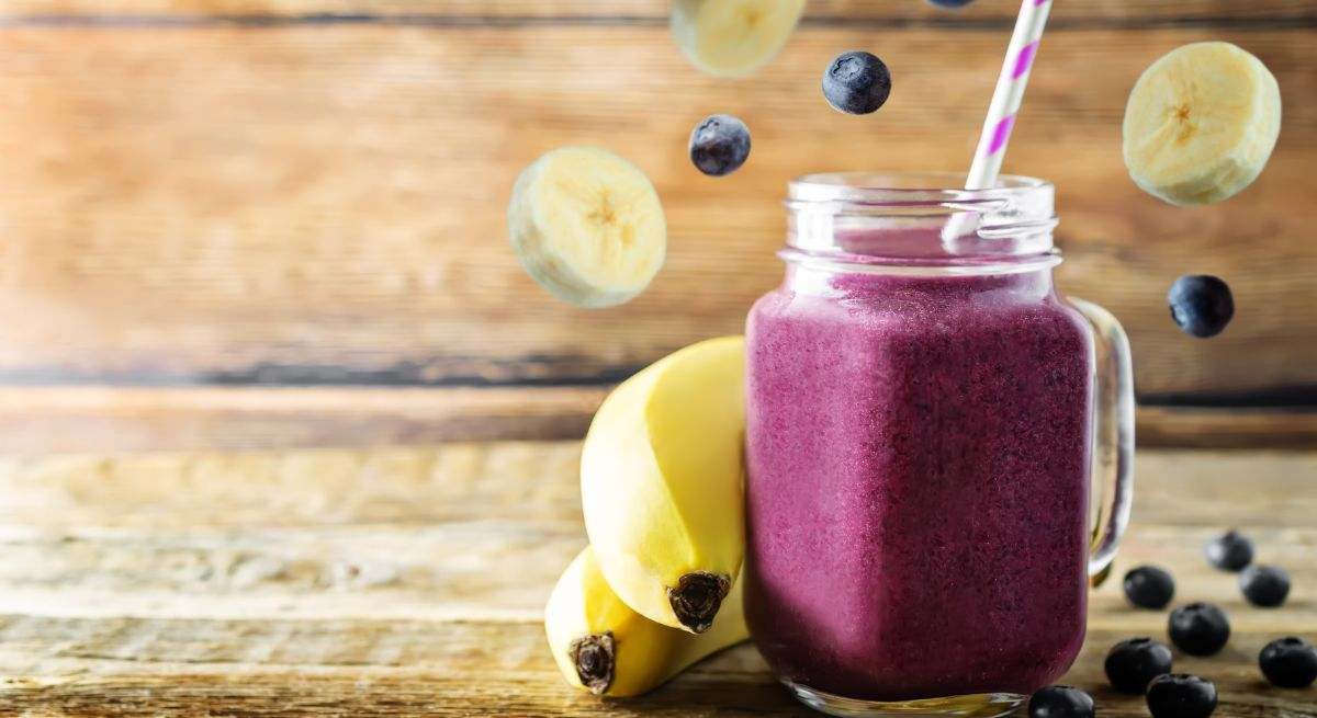 Batido de arándanos, almendras y plátano con leche