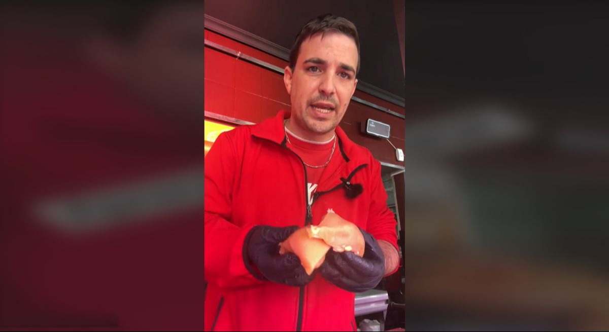 El Carnicero con pollo en las manos en su carnicería