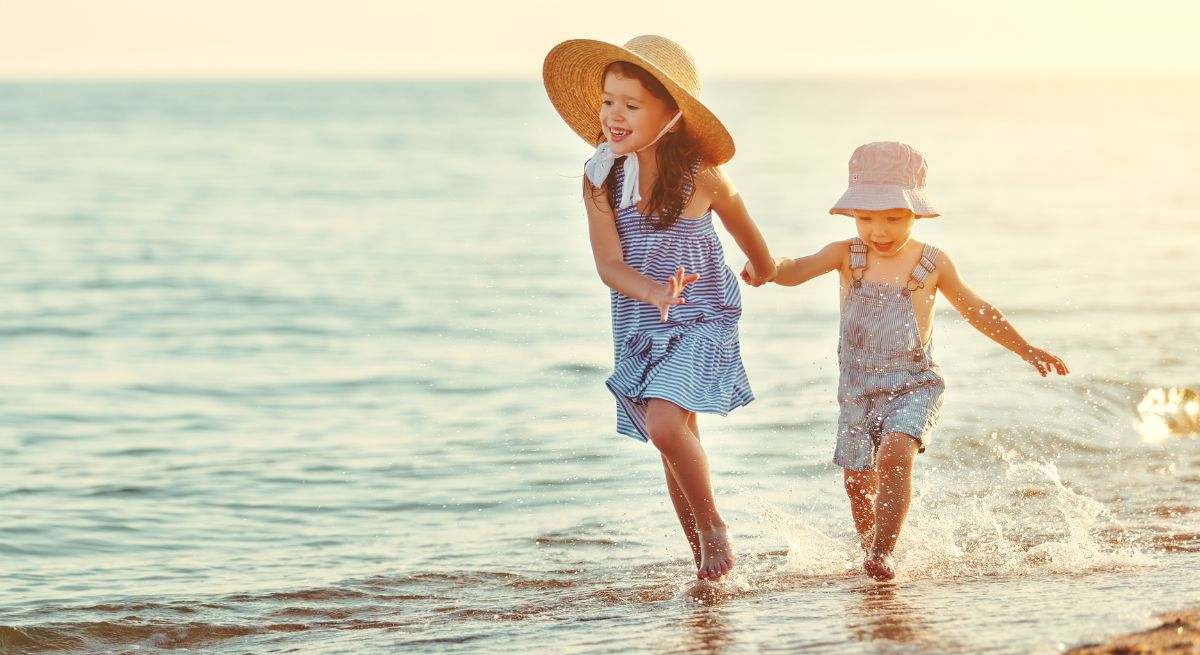 Niños jugando en la playa 
