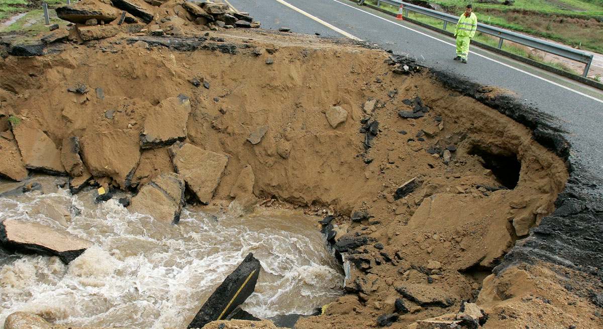 Hoyo provocado por las inundaciones