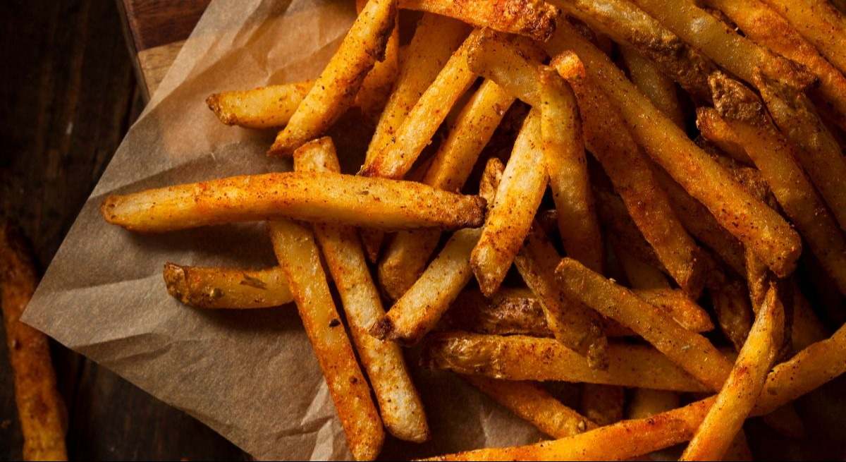 La patatas fritas más deliciosas de la historia se preparan en 5 minutos y con hielo: queda cremosa por dentro y crujiente por fuera