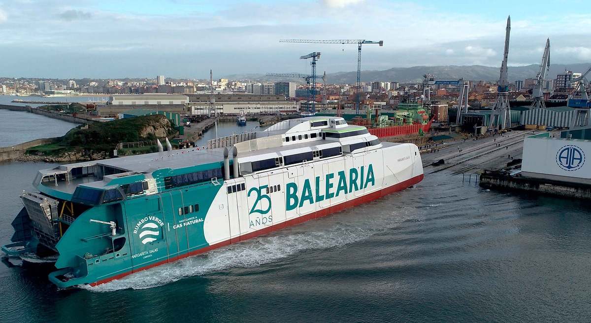 Un fast ferry de Baleària en los astilleros de Armon en Gijón.