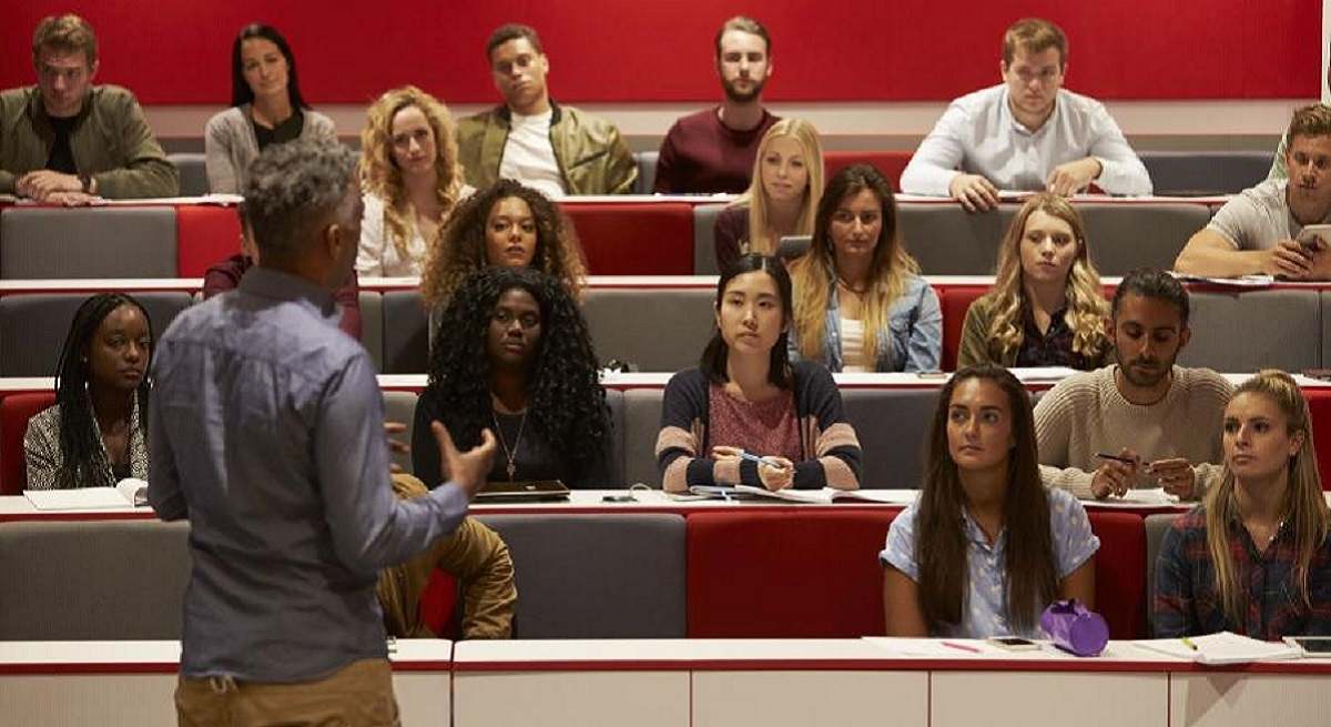 1200-x-655-Profesor-impartiendo-clase-iStock.jpg