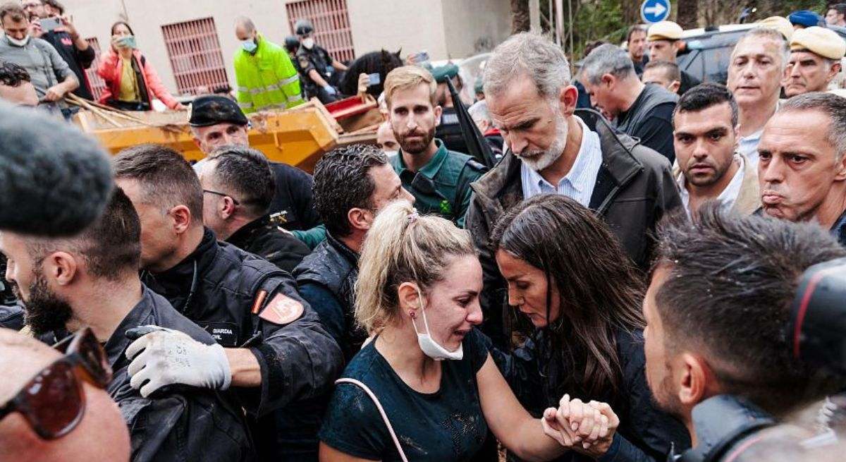 matrimonio-que-habla-con-los-reyes-en-paiporta-.jpg
