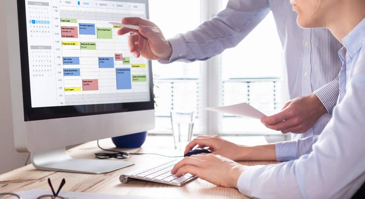 calendario-ordenador-trabajadores-istock.jpg