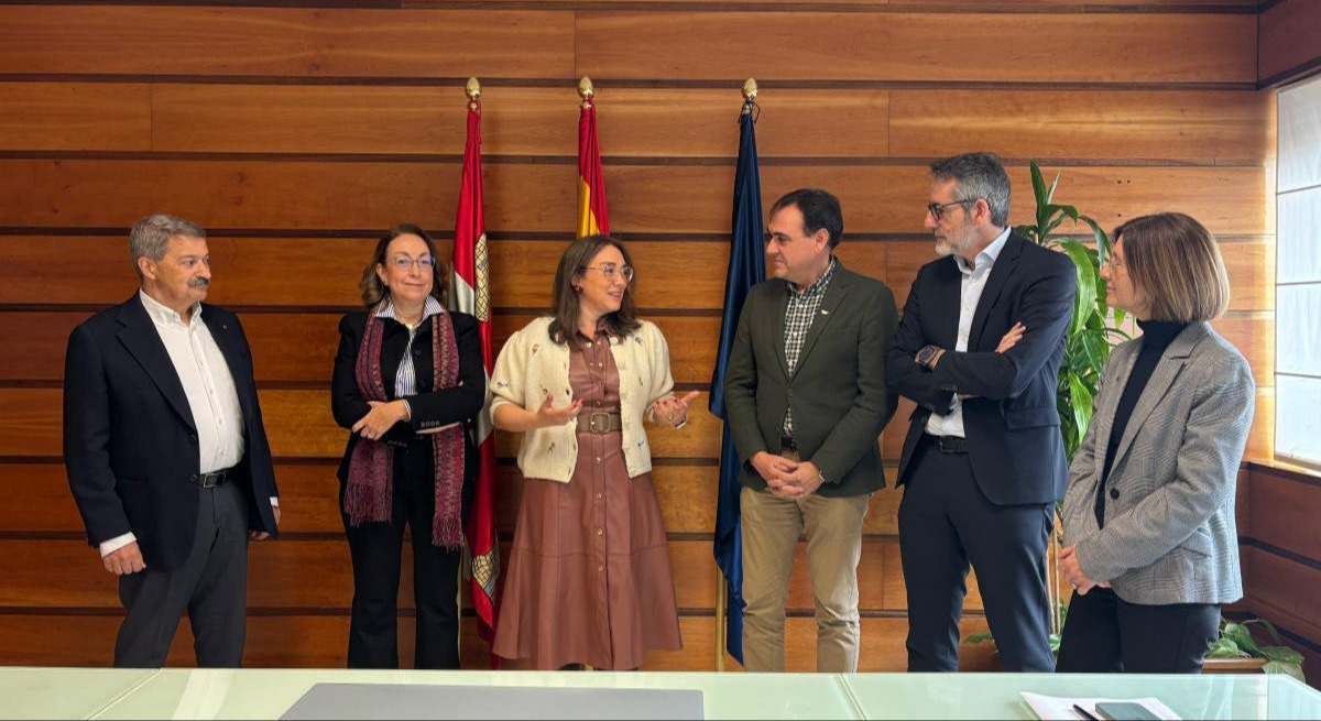 La consejera de Agricultura, María González Corral, con la nueva junta directiva de Vitartis