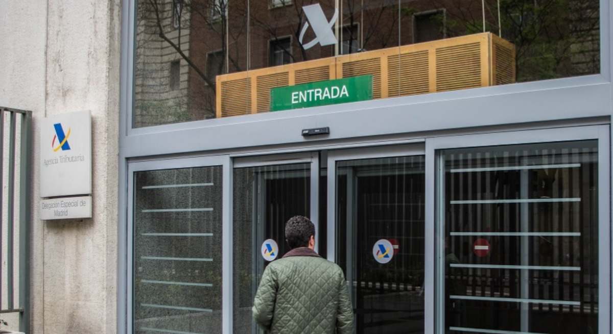 Un hombre entra a una oficina de la Agencia Tributaria