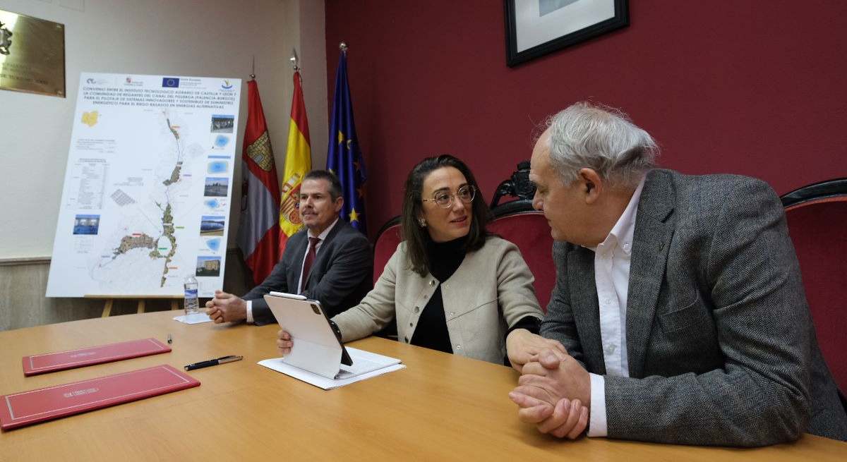 la consejera María González Corral con el presidente de la comunidad de regantes Canal de Pisuerga, Alberto Nebreda