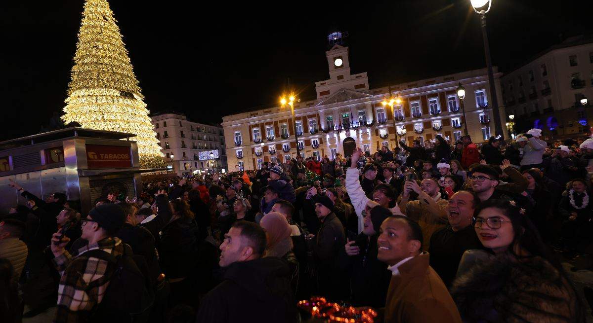 EuropaPress_4897771_varias_personas_preparan_campanadas_fin_ano_2022_puerta_sol_31_diciembre-1.jpg