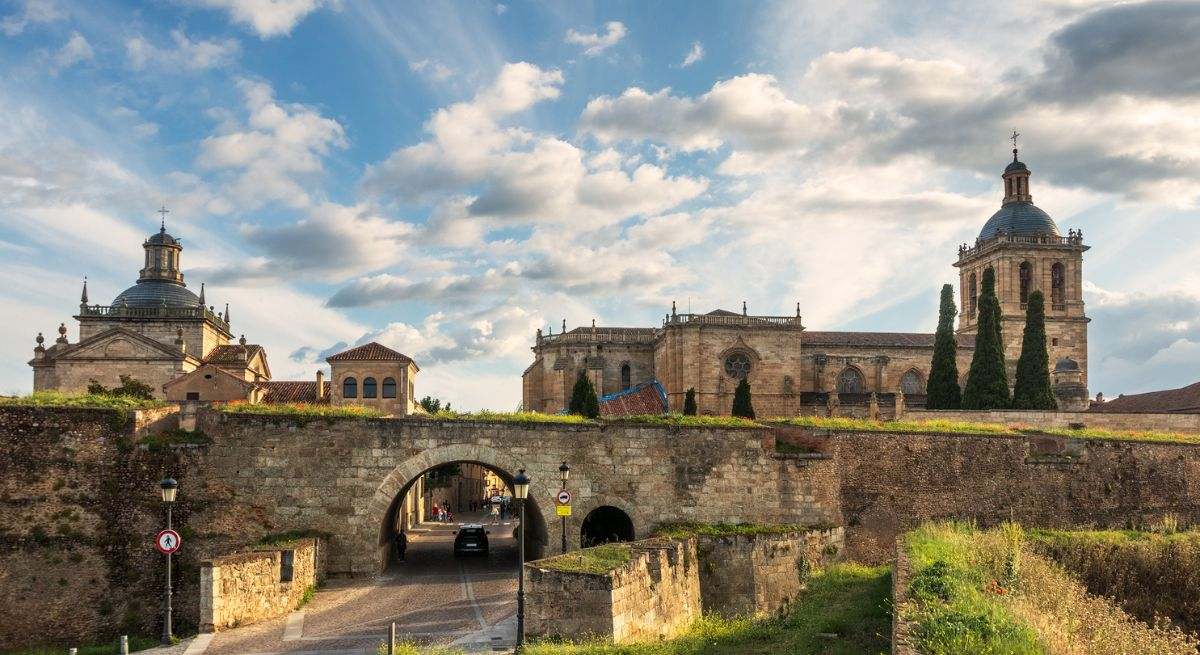 Vista del pueblo con su puente antiguo en Ciudad Rodrigo
