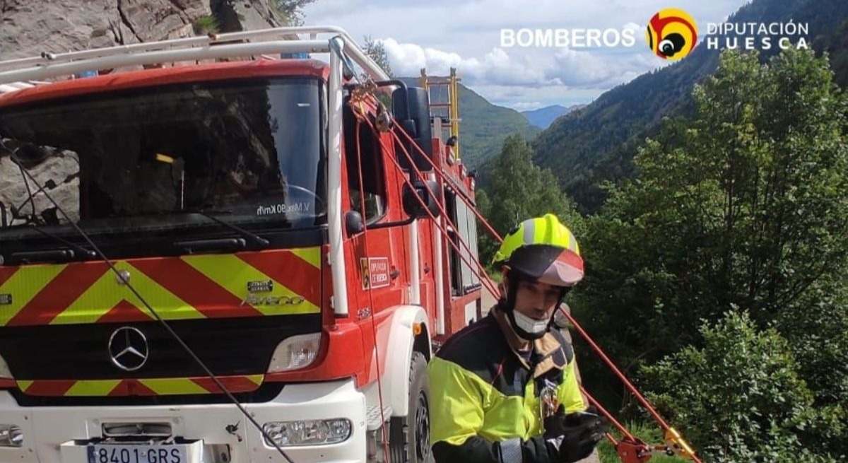 Agente de bomberos de la DPH en la pista forestal de Eriste participando en el rescate del microbús accidentado.
