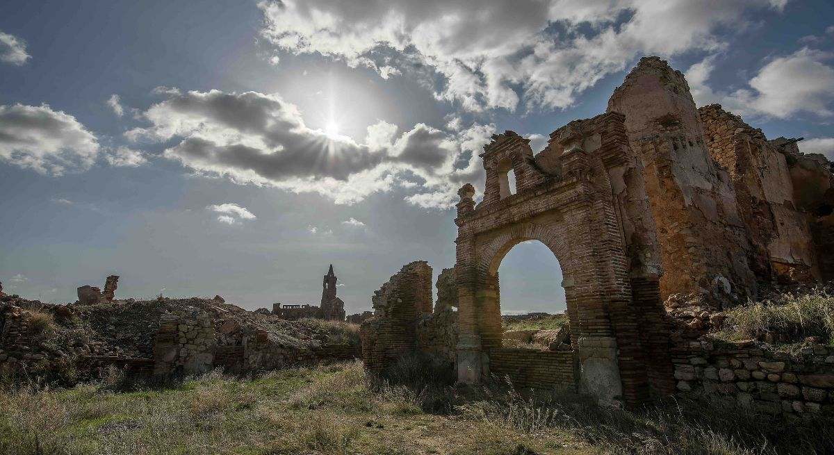 Foto de las ruinas del arco de San Salvador en Belchite