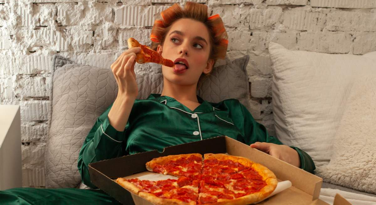 mujer-pizza-cena.jpg
